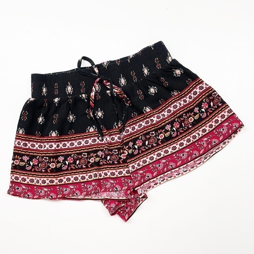 J is for Justify printed lounge shorts